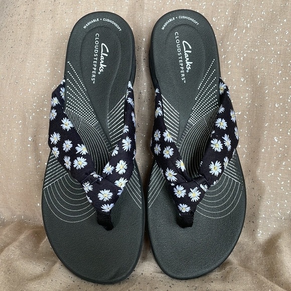 Brand New Clark’s Cloudsteppers Washable Cushioned Black White Daisy Sandals - Picture 2 of 16